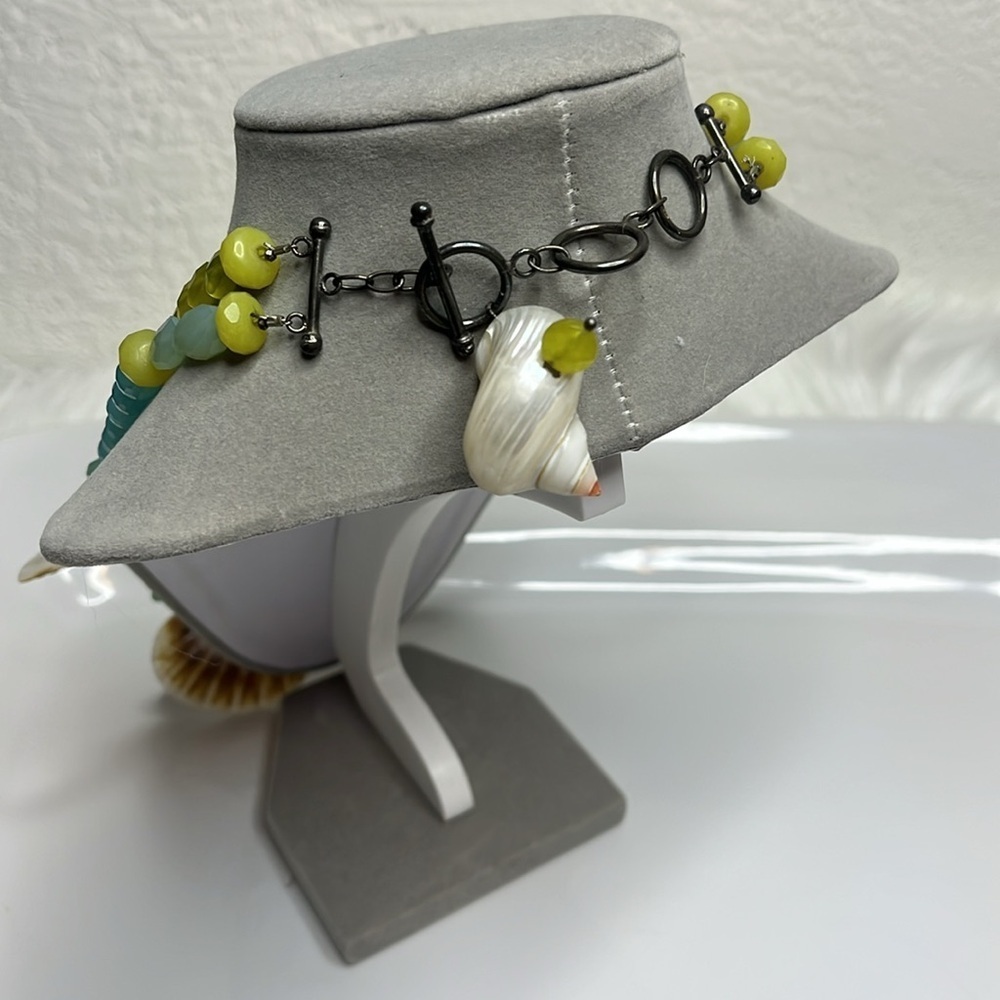 Elegant Multicolor Shell Necklace - Picture 3 of 11